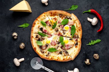 Pastırmalı, zeytinli, peynirli, yumurtalı ve kabuklu pizza.