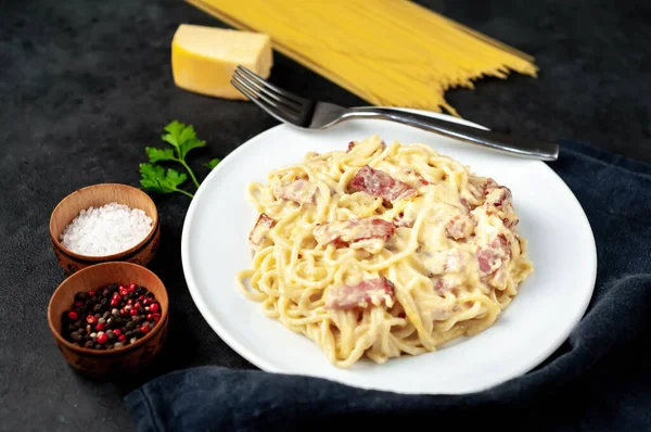 Foto Prato Macarrão Com Molho Legumes Carne Fundo Escuro — Fotografia de Stock