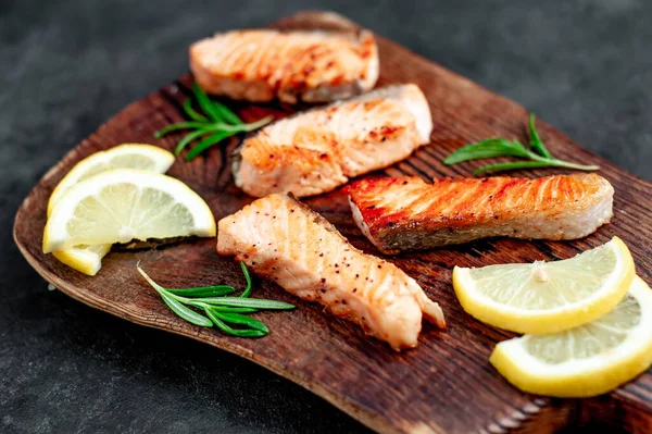 Trozos Salmón Parrilla Con Especias Con Rodajas Limón Romero Sobre —  Fotos de Stock