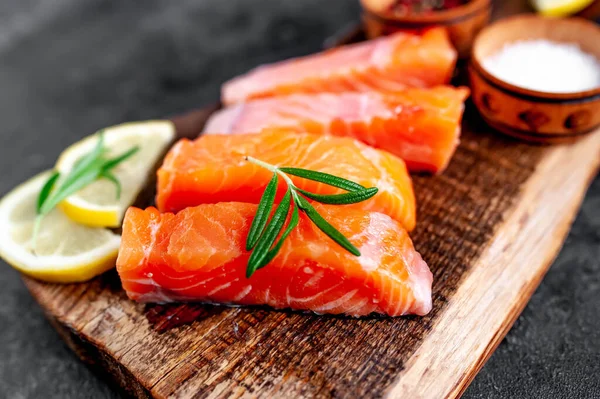 Trozos Salmón Crudo Sobre Tabla Madera Con Limón Especias Aceite —  Fotos de Stock