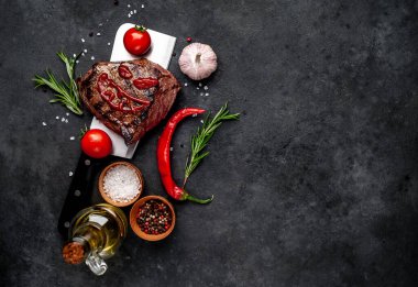 Ketçaptan yapılmış korkunç yüzlü ızgara biftek.