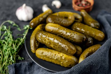 Baharatlı salatalık turşusu.