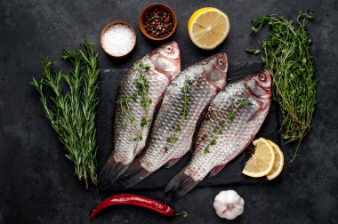 Limonlu ve kekikli Crucian sazan balığı taştan bir arka planda tahta üzerinde. Nehir balığı .