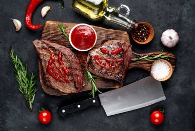 Izgara biftek ve ketçaptan yapılmış korkunç yüzler.