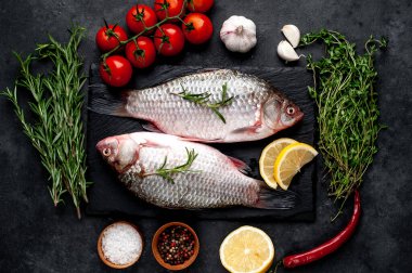 Limonlu ve kekikli Crucian sazan balığı taştan bir arka planda tahta üzerinde. Nehir balığı .