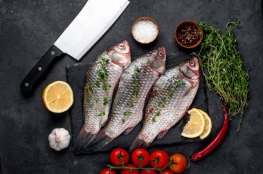 Limonlu ve kekikli Crucian sazan balığı taştan bir arka planda tahta üzerinde. Nehir balığı .