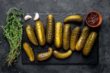 Siyah tahta üzerinde salatalık turşusu.