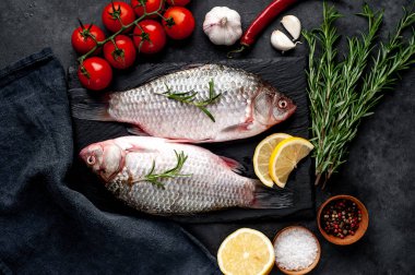 Limonlu ve kekikli Crucian sazan balığı taştan bir arka planda tahta üzerinde. Nehir balığı .