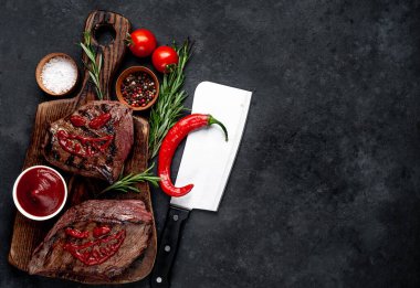 Izgara biftek ve ketçaptan yapılmış korkunç yüzler.