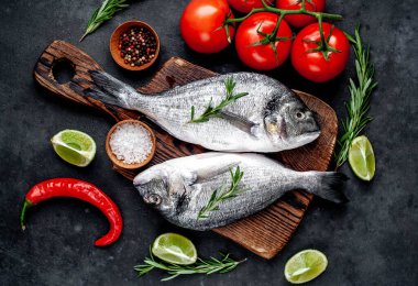 Çiğ dorado balığı ve taş kaplama malzemeler.