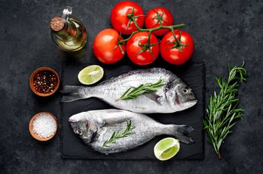 Çiğ dorado balığı ve taş kaplama malzemeler.