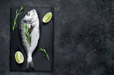 Çiğ dorado balığı ve taş kaplama malzemeler.