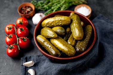 Baharatlı salatalık turşusu.