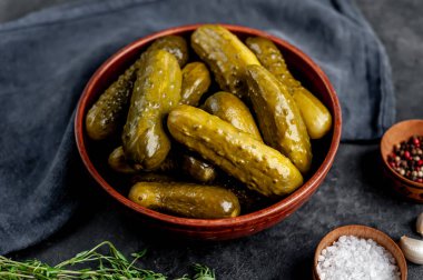 Baharatlı salatalık turşusu.