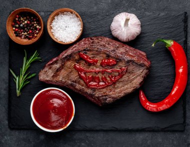 Ketçaptan yapılmış korkunç yüzlü ızgara biftek.