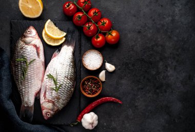 Limonlu ve kekikli Crucian sazan balığı taştan bir arka planda tahta üzerinde. Nehir balığı .