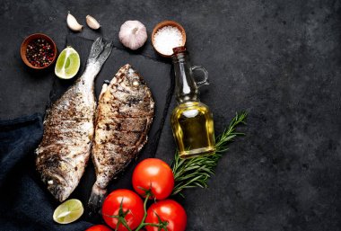 Kayalık zeminde malzemeli ızgara dorado balığı ve metin için fotokopi alanı