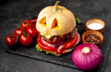 Cadılar bayramı balkabağı şekilli burger taştan arka planda