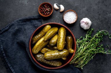 Baharatlı salatalık turşusu.