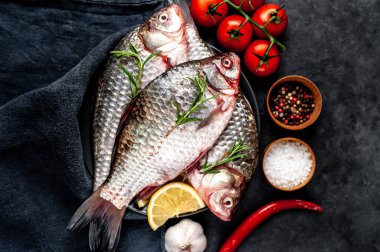 Limonlu ve kekikli Crucian sazan balığı taştan bir arka planda tahta üzerinde. Nehir balığı .