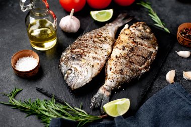 Kayalık zeminde malzemeli ızgara dorado balığı ve metin için fotokopi alanı