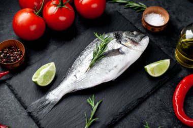 Çiğ dorado balığı ve taş kaplama malzemeler.