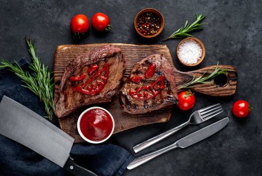 Izgara biftek ve ketçaptan yapılmış korkunç yüzler.