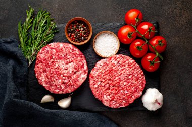 Biberiyeli hamburgerler ve arka planda baharatlar.