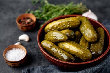 Baharatlı salatalık turşusu.