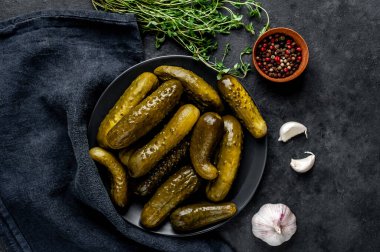 Baharatlı salatalık turşusu.