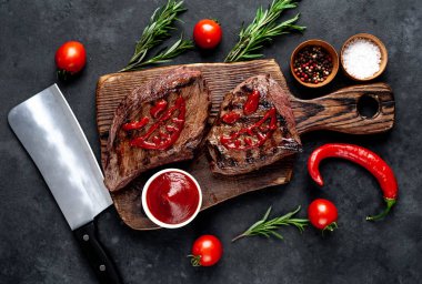 Izgara biftek ve ketçaptan yapılmış korkunç yüzler.