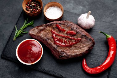 Ketçaptan yapılmış korkunç yüzlü ızgara biftek.