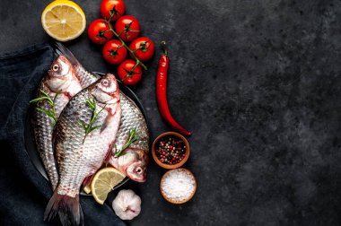 Limonlu ve kekikli Crucian sazan balığı taştan bir arka planda tahta üzerinde. Nehir balığı .