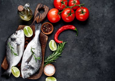 Çiğ dorado balığı ve taş kaplama malzemeler.