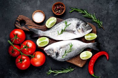 Çiğ dorado balığı ve taş kaplama malzemeler.