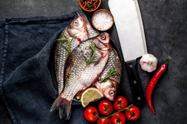 Limonlu ve kekikli Crucian sazan balığı taştan bir arka planda tahta üzerinde. Nehir balığı .