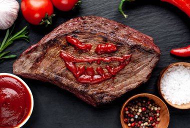 Ketçaptan yapılmış korkunç yüzlü ızgara biftek.