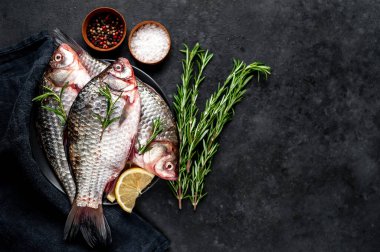 Limonlu ve kekikli Crucian sazan balığı taştan bir arka planda tahta üzerinde. Nehir balığı .