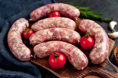 Metnin için kopyalama alanı olan taştan bir arka planda kesilmiş baharatlı çiğ sosisler.