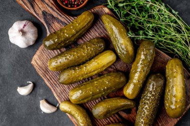 Tahtada salatalık turşusu. 