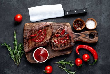 Izgara biftek ve ketçaptan yapılmış korkunç yüzler.