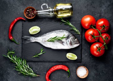 Çiğ dorado balığı ve taş kaplama malzemeler.