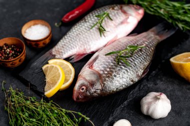 Limonlu ve kekikli Crucian sazan balığı taştan bir arka planda tahta üzerinde. Nehir balığı .