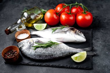 Çiğ dorado balığı ve taş kaplama malzemeler.