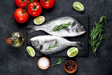 Çiğ dorado balığı ve taş kaplama malzemeler.