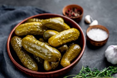 Baharatlı salatalık turşusu.