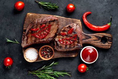 Izgara biftek ve ketçaptan yapılmış korkunç yüzler.