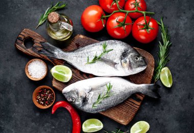 Çiğ dorado balığı ve taş kaplama malzemeler.