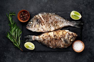 Kayalık zeminde malzemeli ızgara dorado balığı ve metin için fotokopi alanı