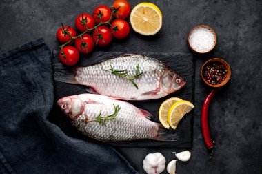 Limonlu ve kekikli Crucian sazan balığı taştan bir arka planda tahta üzerinde. Nehir balığı .